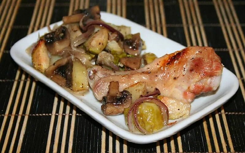 Голени с грибами. Куриные ножки с шампиньонами в духовке. голени с грибами в духовке. голень куриная с грибами в духовке. голени с шампиньонами в духовке.