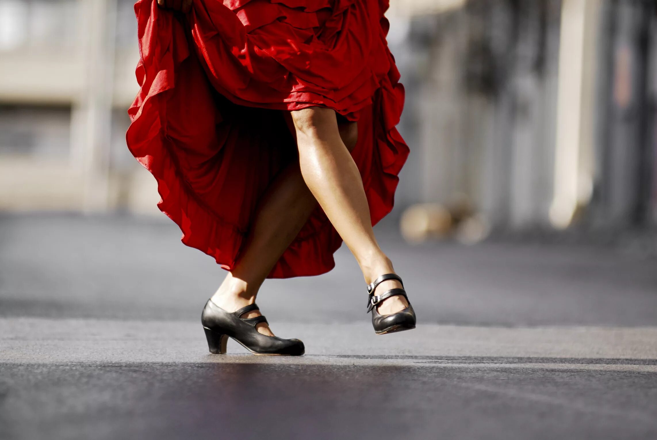 Испанский танцор фламенко. Фламенко ноги. Танец ногами. Танцующая женщина.