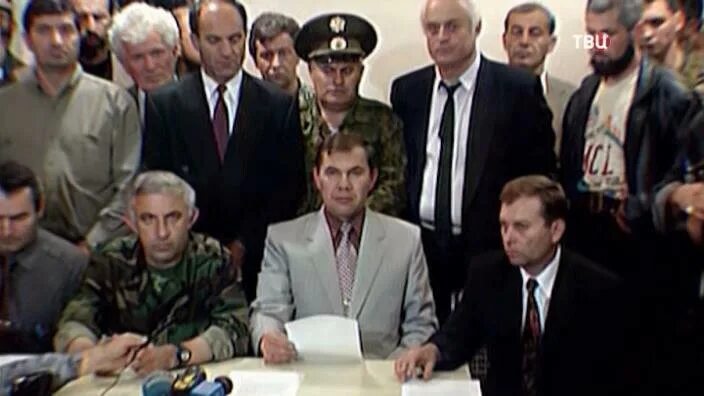 Аслан масхадов и александр лебедь. Генерал лебедь аслан масхадов. Хасавюртовские соглашения 1996. Генерал лебедь и масхадов. Генерал лебедь хасавюртовские соглашения.