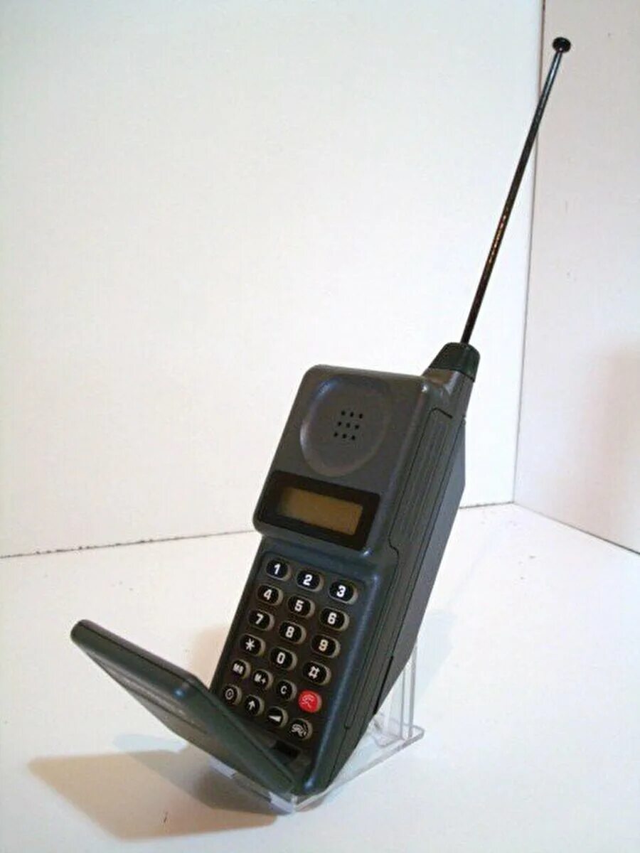 Старый телефон с антенной. Моторола 2000 раскладушка с антенной. Motorola раскладушка с выдвижной антенной. Первый Моторола сотовый телефон Моторола. Моторола кнопочный с антенной.