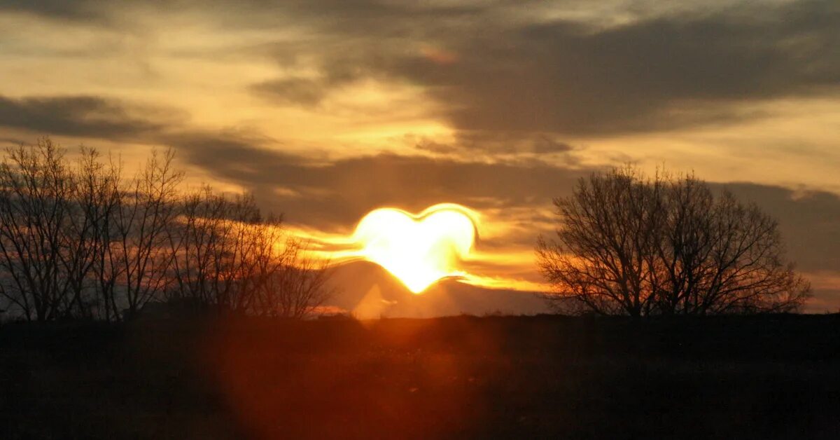 Сердце в лучах света. Сердечко на закате. Небо солнце. Солнце закат сердце. Солнце в виде сердца.