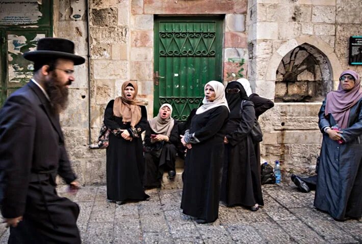 Люди живущие в израиле. Еврейки Иерусалим. Иерусалим женщины иудейки. Иерусалим станция Ицхак Навон. Мусульмане в Израиле.