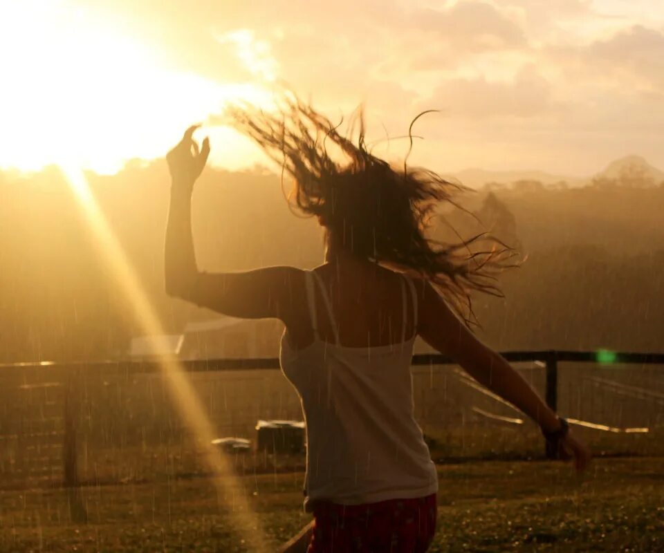 Включи светлее свет. Девушка танцует. Девушка в солнечных лучах. Девушка танцует в лучах солнца. Красивая девушка танцует.