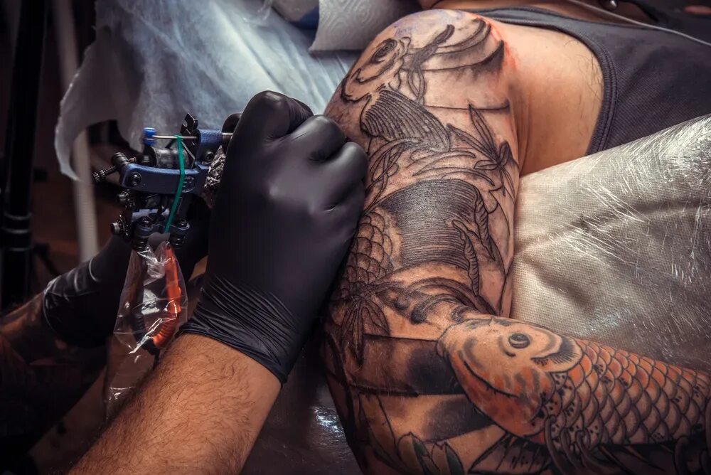 Tattoo scene. Tattoo scene. Процесс нанесения татуировки. Делает тату. Тату фото.