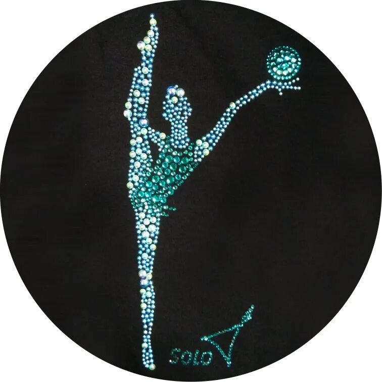 Купальник для художественной гимнастики без страз и со стразами. Фигуры из страз. Футболка для художественной гимнастики. Гимнастка из страз. Стразы гимнастка.