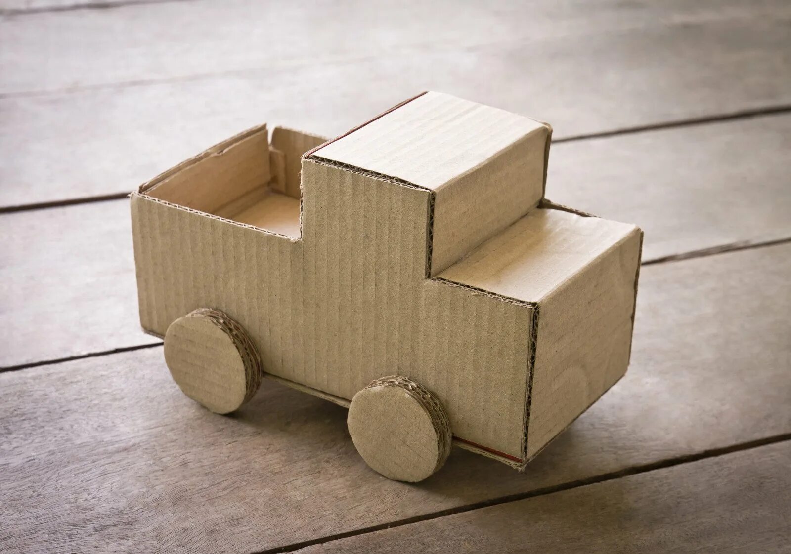 Поделка маленькому мальчику. Машина из картона. Машинка из коробок. Машинка из картона для детей. Машинка из коробочек.