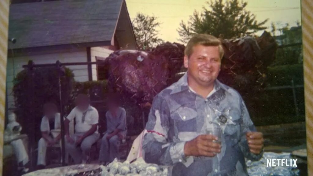 Разговоры с убийцей джон гейси. John wayne gacy. Джон гейси. Джон уэйн гейси. Рисунки джона гейси.