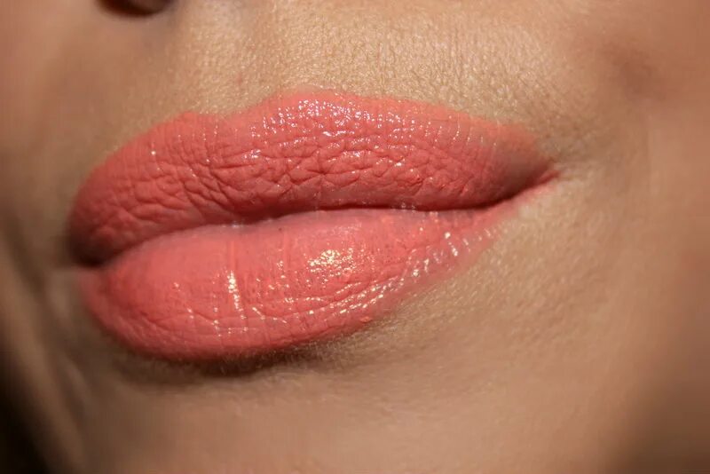 Помада charlotte tilbury pink charlotte. Розово персиковая помада. Помада лососево-розовая. Помада цвет коралл. Лососевая помада.