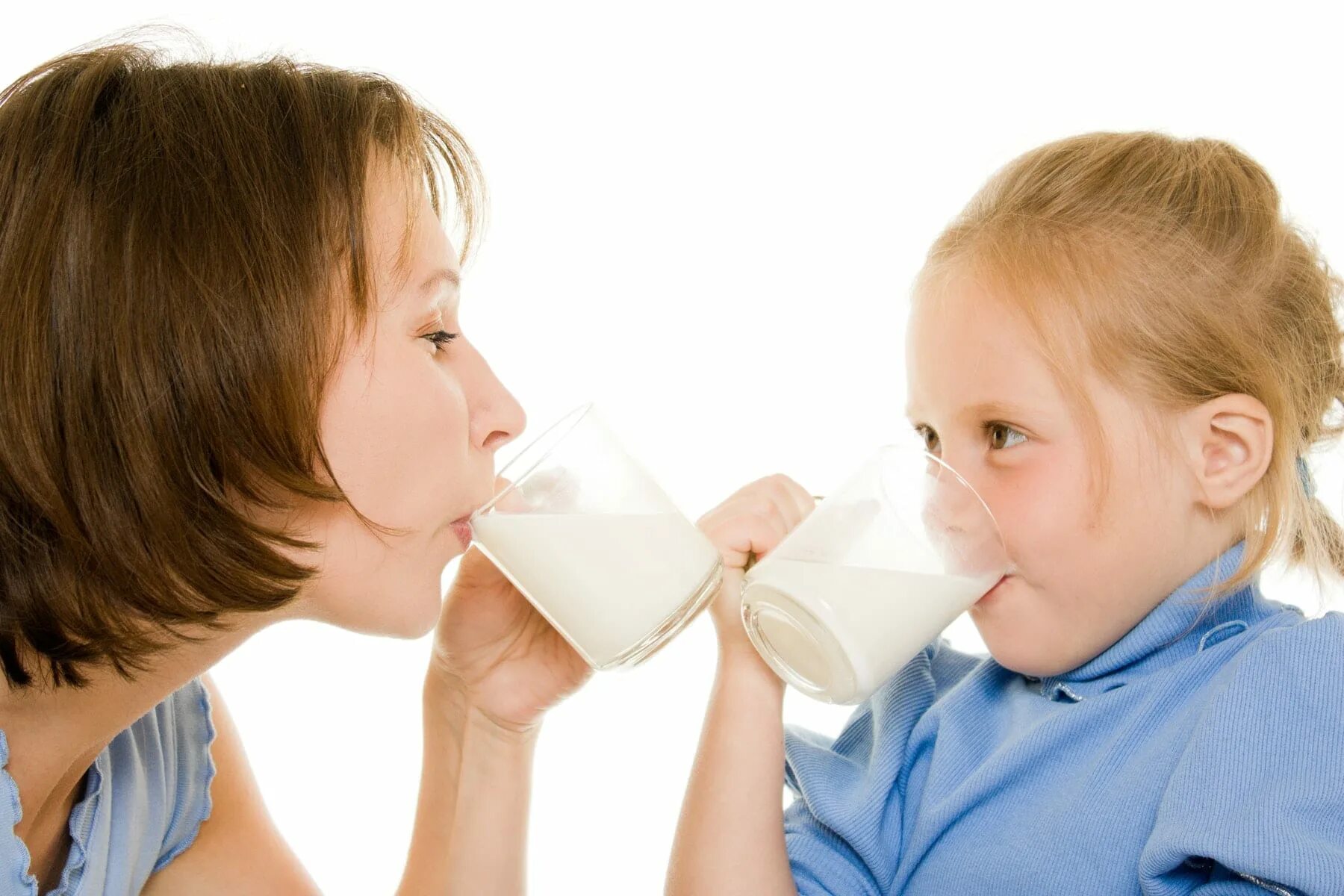 Молоко 7 утра. Человек пьет молоко. Пьет молоко. I drink milk in the morning. I drink milk in the morning.