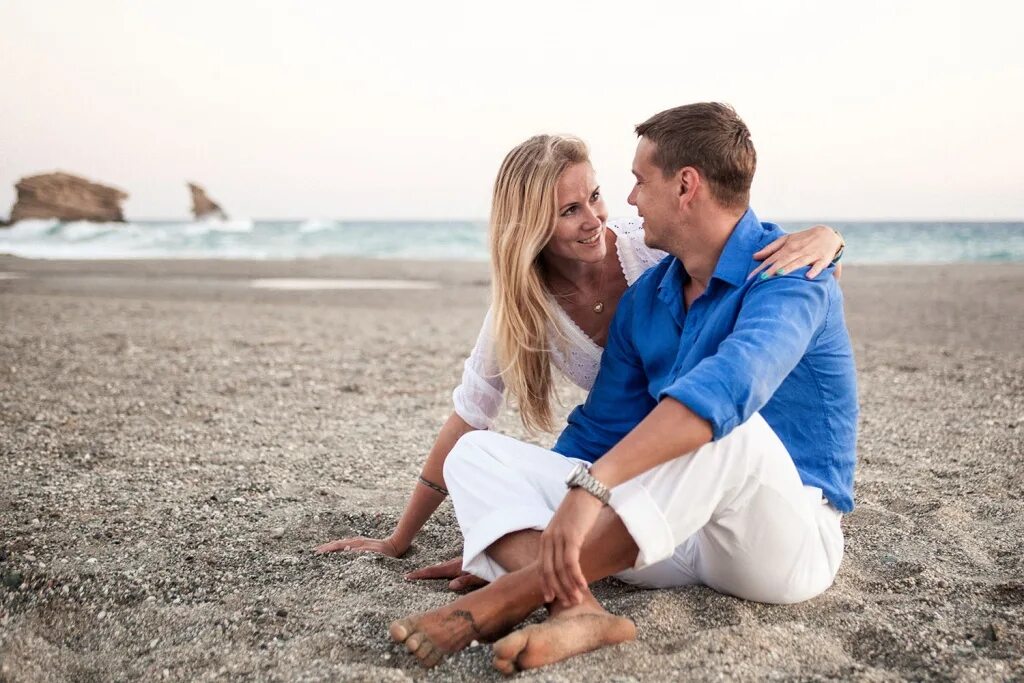 Подборки муж. Фотосессия на море для пары. Love story на пляже. Ловстори фотосессия в море. Лав стори на берегу.