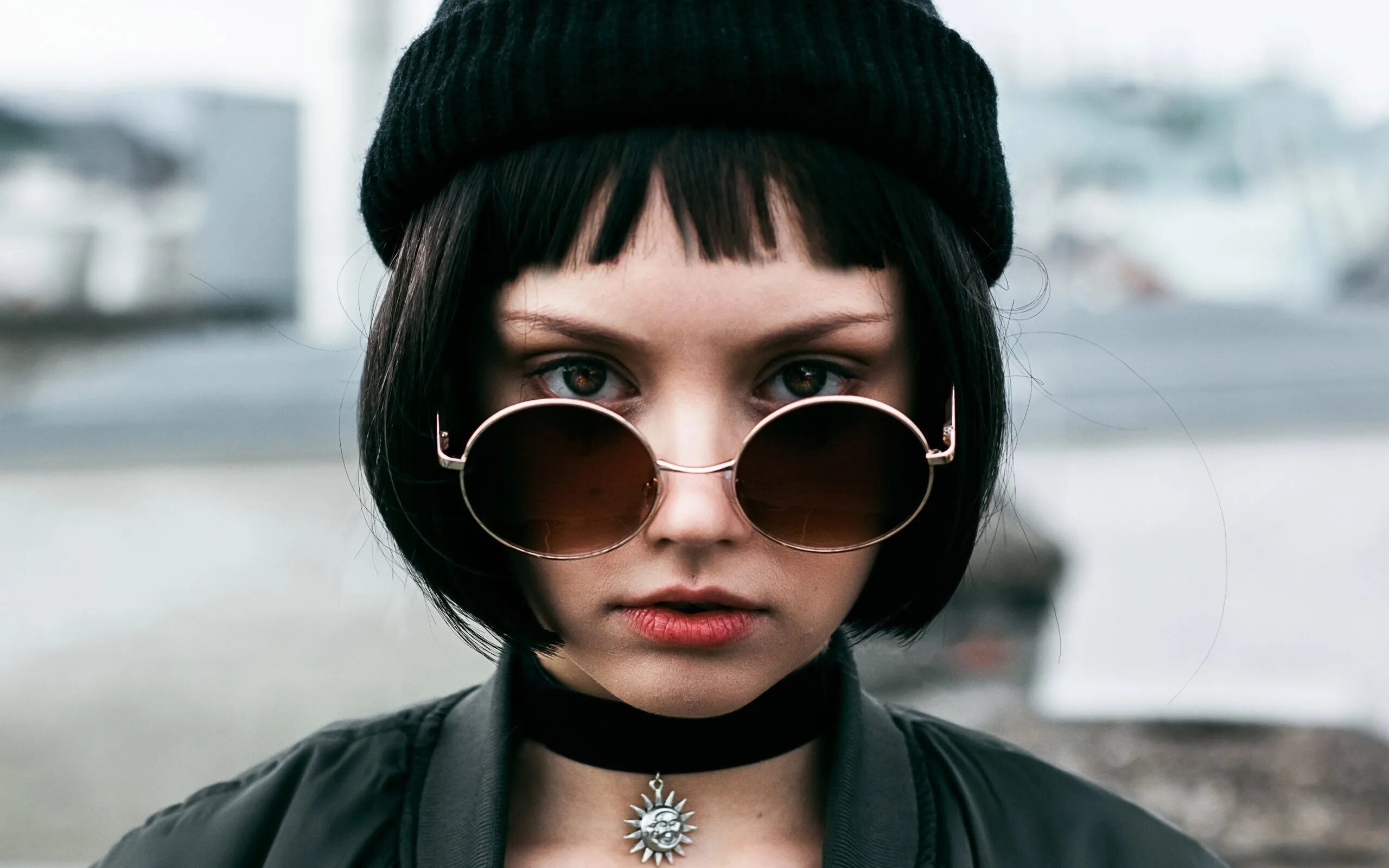 селена гомес 2012. девушка в очках. девочка с черными очками. красивая девушка в темных очках. душки на очках.