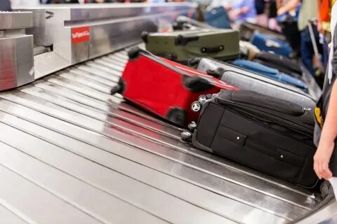 В аэропорту чемоданы пассажиров поднимают