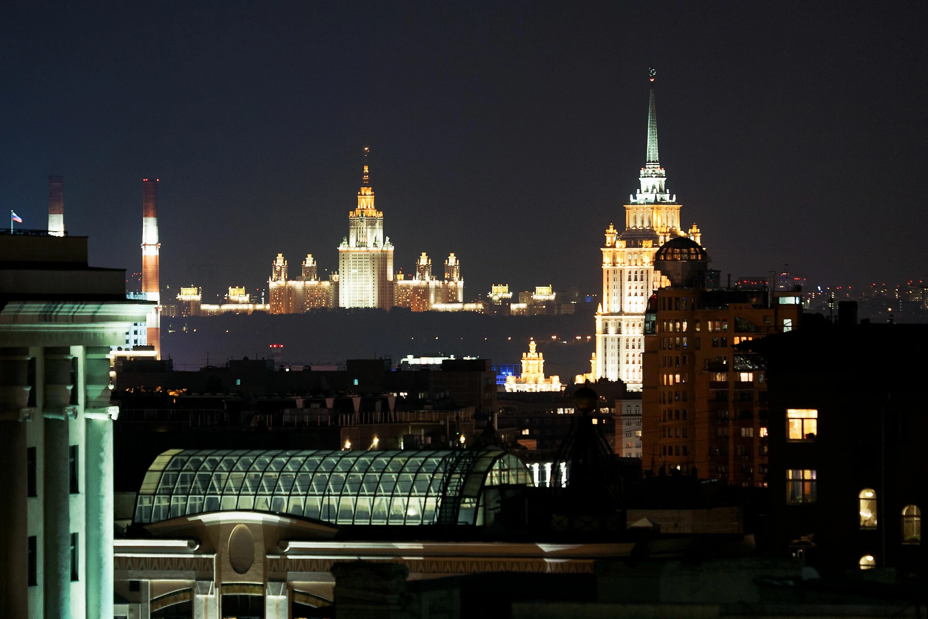 Гостиница на ночь в москве. Холидей лесная москва ночью. ночная москва. вид на москву ночью. вид из окна на ночную москву.