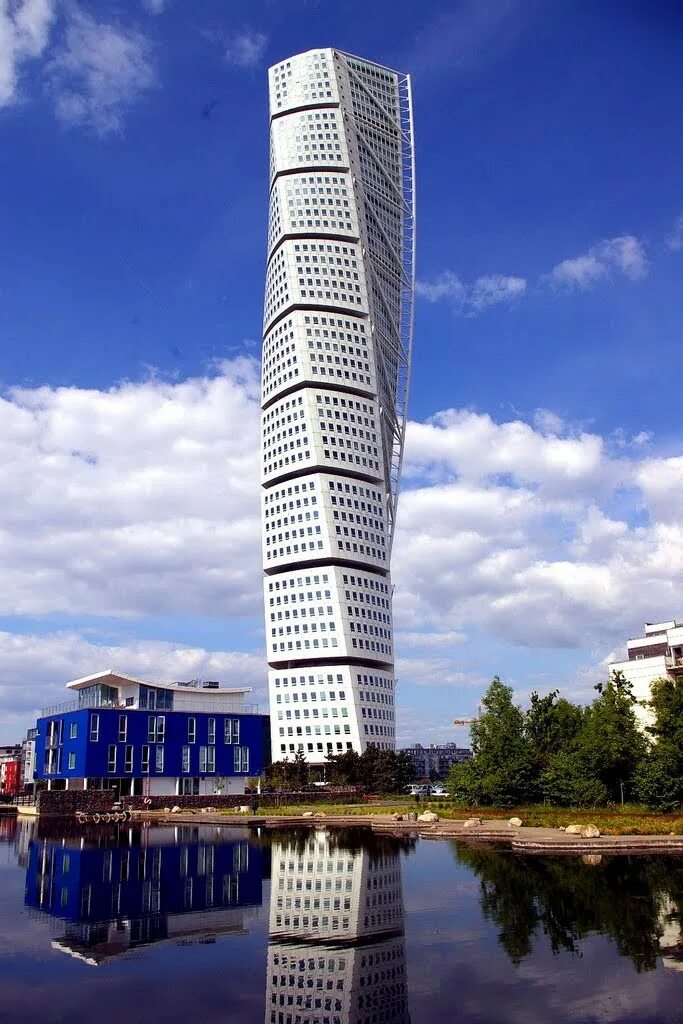 Калатрава архитектор мальме. Сантьяго калатрава архитектура башня. Turning torso сантьяго калатрава. Небоскреб turning torso мальмё швеция. Жилой небоскреб turning torso в мальмё.