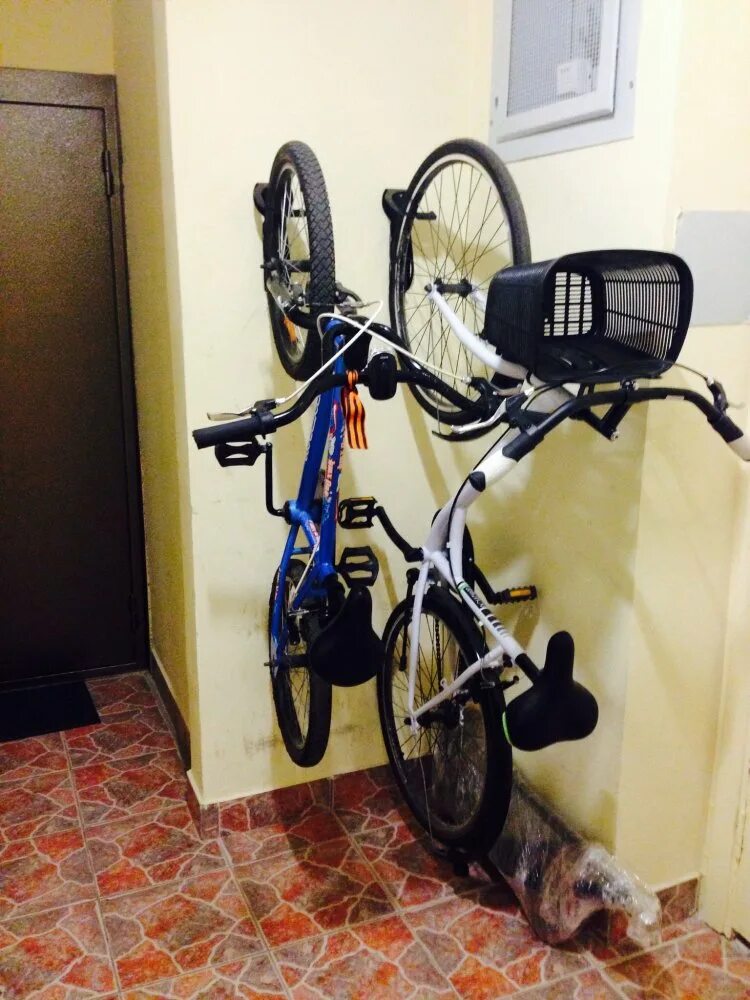 Можно ли хранить на лестничной площадке. Крепеж для велосипеда в подъезде. Хранение велосипеда в подъезде. Ящик для велосипеда в подъезде. Хранение велосипеда на стене в подъезде.