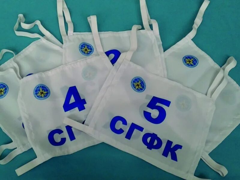 Стартовые номера для соревнований. Нагрудные номера. Спортивные номера для соревнований. Номерные майки для спортсменов. Номер спортивный нагрудный.