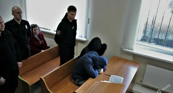 Подсудимый в суде. Подросток в суде. Суд над несовершеннолетними. Ребенок за решеткой. Несовершеннолетний подсудимый.