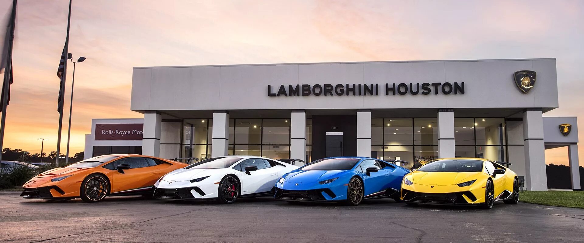 ламборгини продал компанию. автосалон lamborghini. автосалон ламборгини 2000. ламборгини продал компанию. италия завод ламборджт.