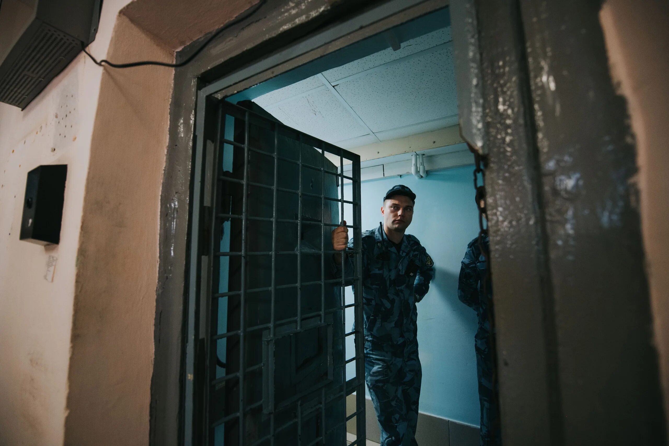 Стены изолятора