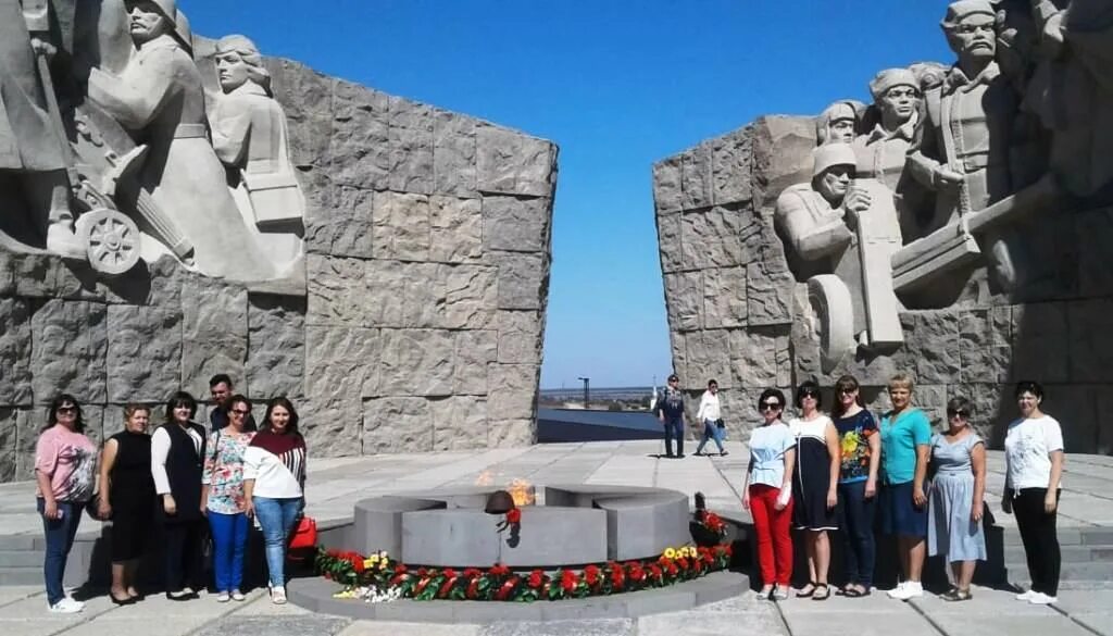 Самбек таганрог. Мемориал самбекские высоты таганрог. мемориал славы самбекские высоты. самбекские ворота. самбекские высоты ростов на дону.