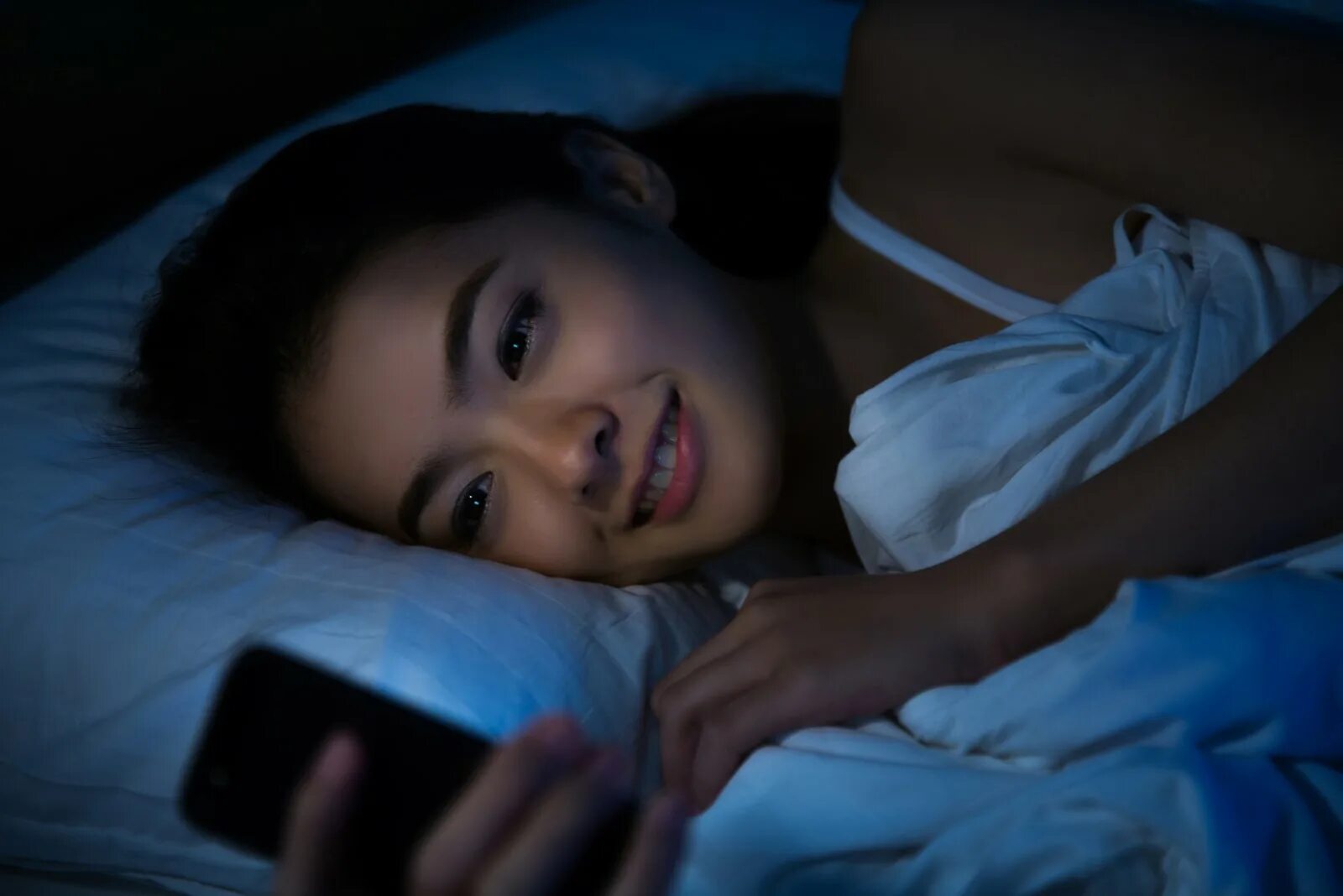 She is sleeping. Сон подростка. Сон подростка картинки. Азиатка перед сном. Бессонница азиаты.