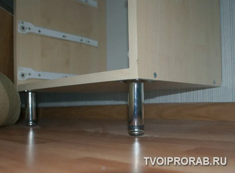 Прикрутить ножки к тумбе под раковину. Как прикрутить ножки к обогревателю. Как прикрутить ножки к тумбе. Ножки для кухонного гарнитура. Крепление ножек к тумбе под раковину.