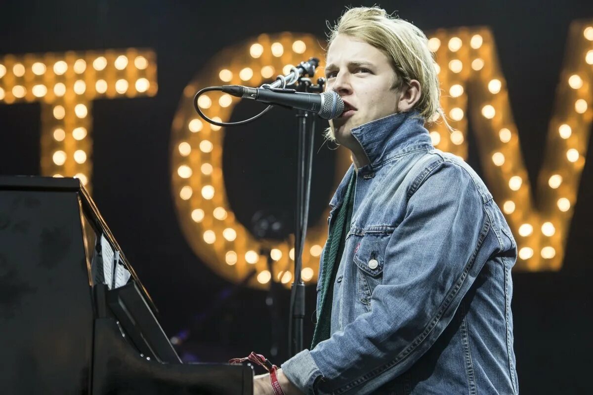 Tom odell friday. Tom Odell. Том Оделл 2022. Том Оделл (Tom Odell). Tom Odell 2016.