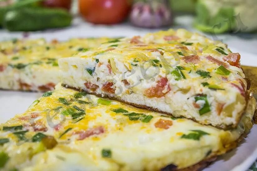 Омлет с кабачками на сковороде. Кабачковый омлет. Яичница с кабачками. Омлет в духовке с кабачками и помидорами. Омлет с цукини.