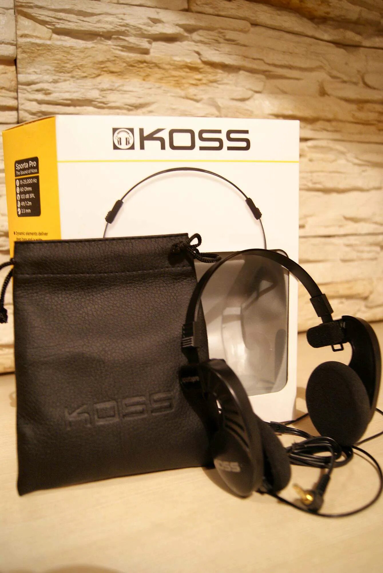 Koss sporta pro. Koss sporta Pro на голове. Наушники Коыы sporta Pro. Наушники Koss sporta Pro на человеке.