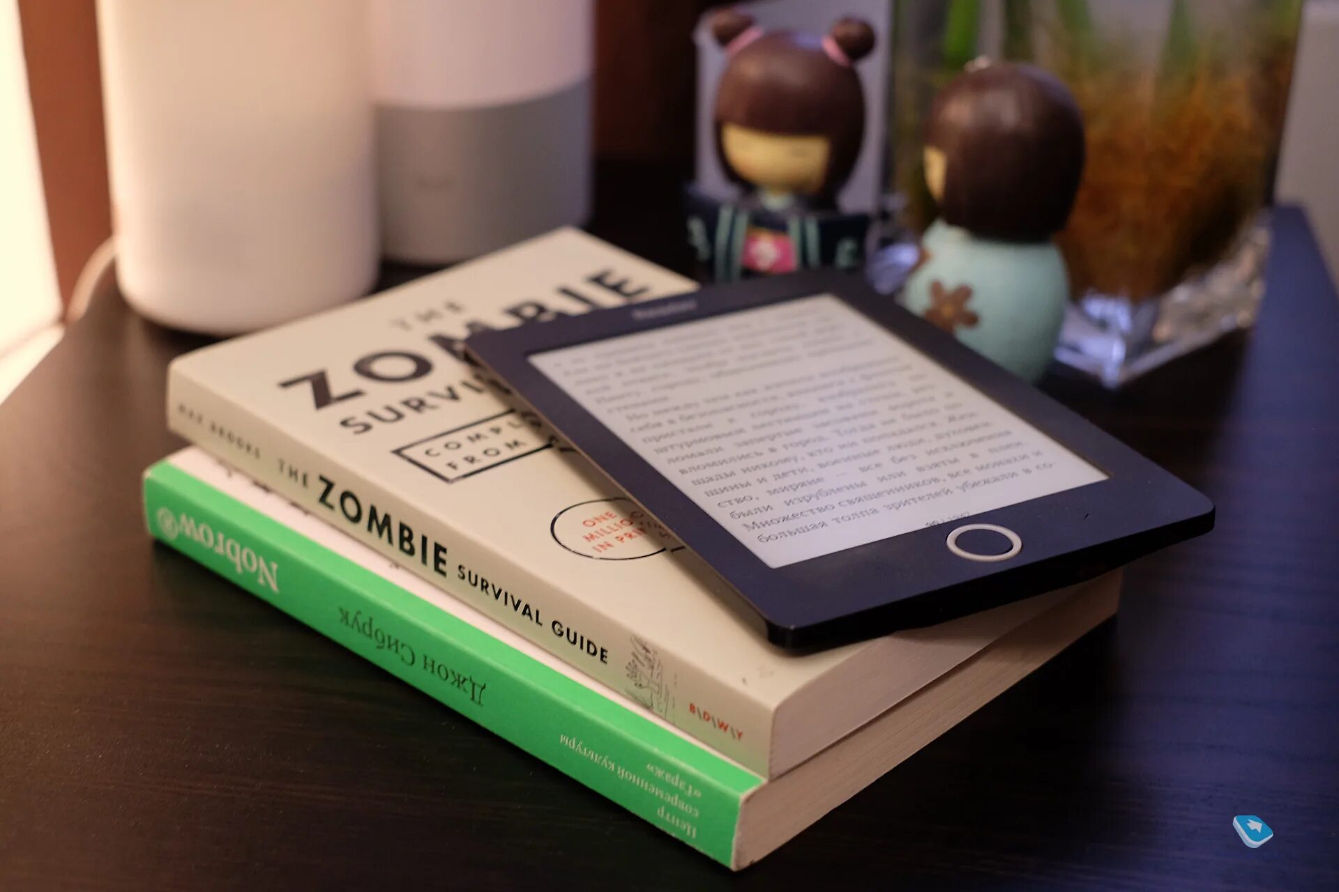 Книги гаджеты. Электронная книга. Мобильное приложение библиотека. Смартфон библиотека. Электронная библиотека.