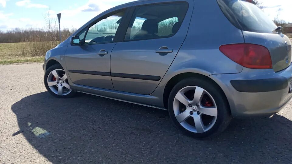 Пежо 307 2006 диски. Peugeot 307 2. Пежо 307 2. Колесо пежо 307. Диски на пежо 307 r15.
