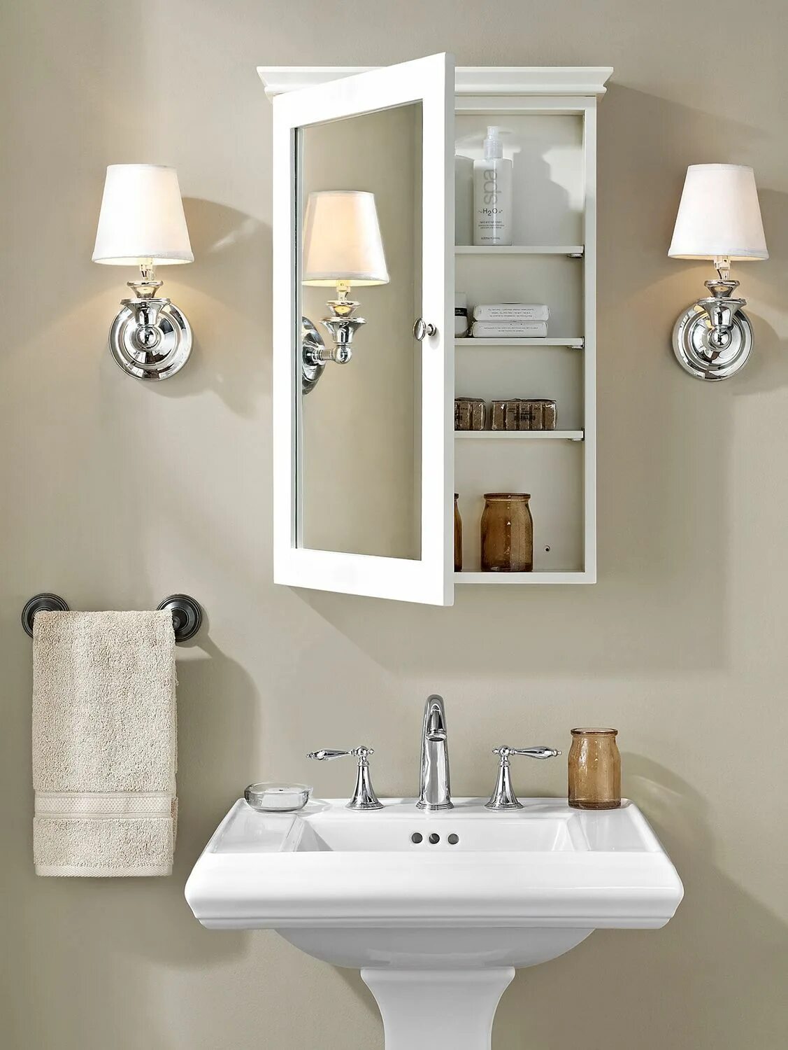 Шкафы над зеркалом в ванной. Шкафчик в ванную с зеркалом. Зеркало в ванную с полкой. Полка над раковиной в ванной с зеркалом. Зеркала в ванную комнату с полочками.