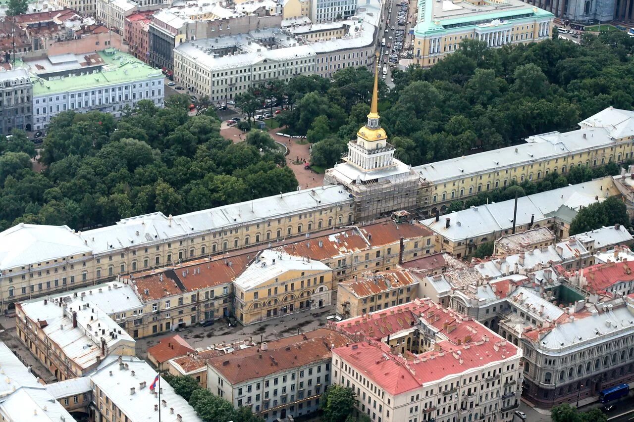 Двор на галерной улице в спб. Памятник петру 1 у адмиралтейства в санкт-петербурге. Адмиралтейский двор. Васильевский остров дворы подворотни. Благоустроенные дворы спб.
