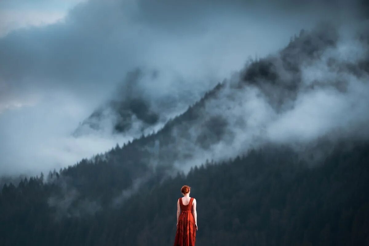 Лиззи Гэдд. Фотограф Lizzy Gadd. Девушка в тумане. Девушка горы туман. Восток человек и природа