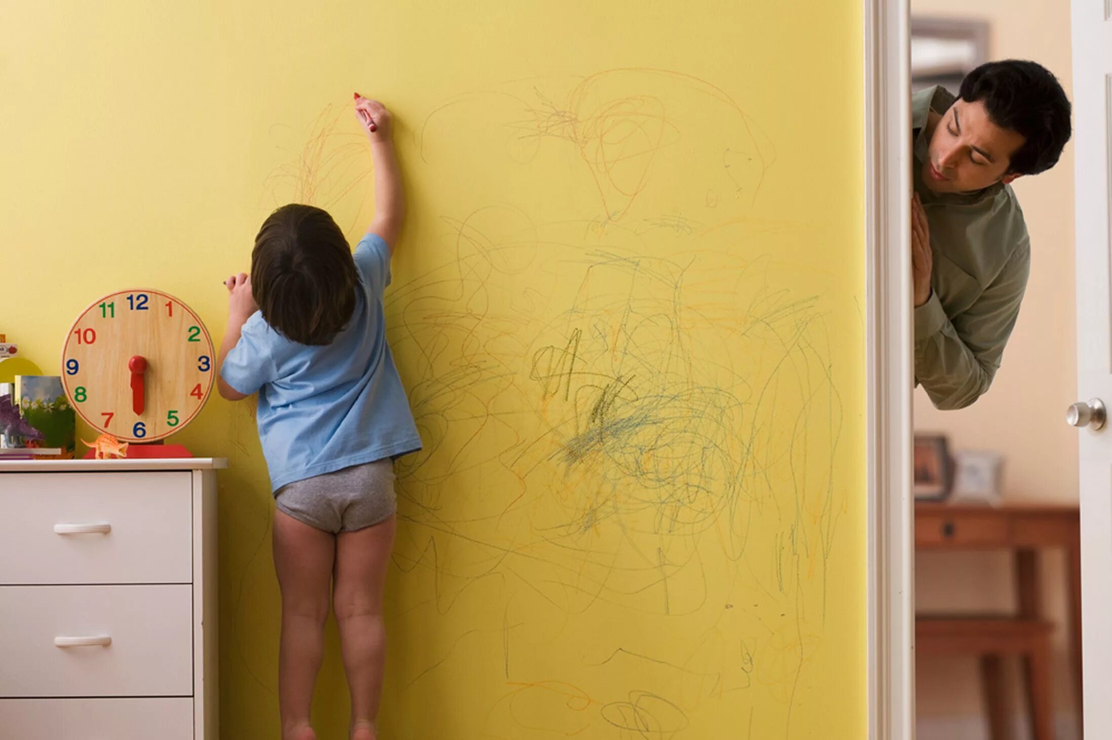 Что делать если ребенок приклеил. Ребенок рисует на стене. Ребенок разрисовал стены. Заглядывает в комнату. Ребёнок рисует на сетен.