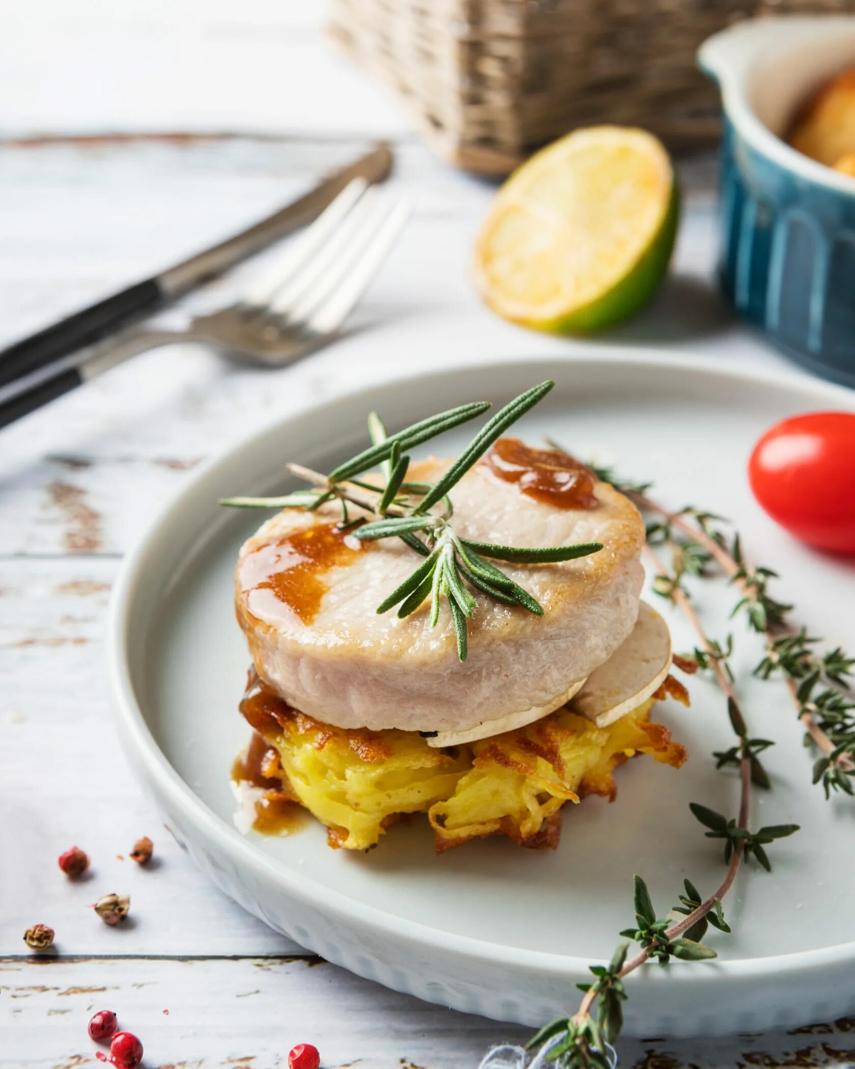 Медальоны из филе хека. Медальон мясо. Филе хека медальоны. Fish house хек филе медальоны. Рыбное мед\.