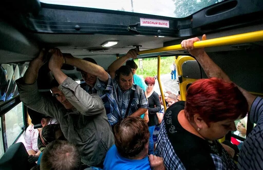 Люди в автобусе. Пассажиры в автобусе. Автобус внутри с людьми. Автобус внутри с пассажирами.