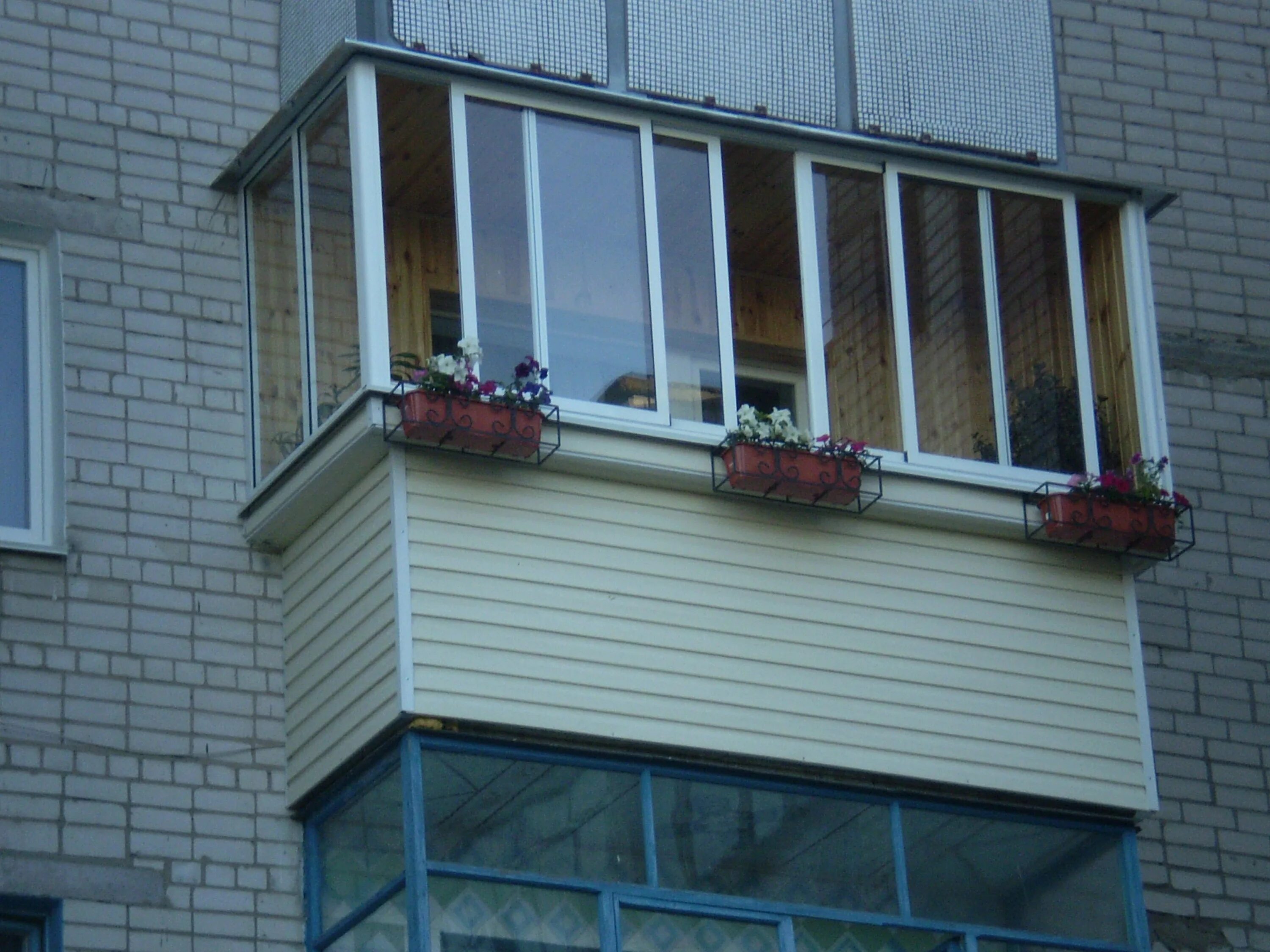 Обшивка балкона снаружи. Внешняя отделка балкона. Отделка балкона. Балкон сайдингом.