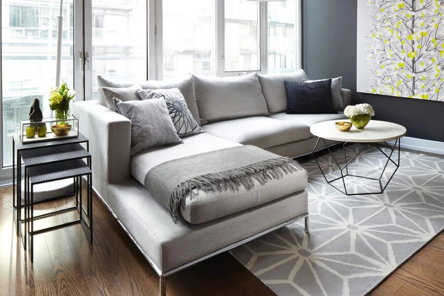 Бежевый диван в интерьере. Серый ковер в интерьере гостиной. Серый ковер в интерьере. Серый диван какой ковер. Серый диван какой ковер.
