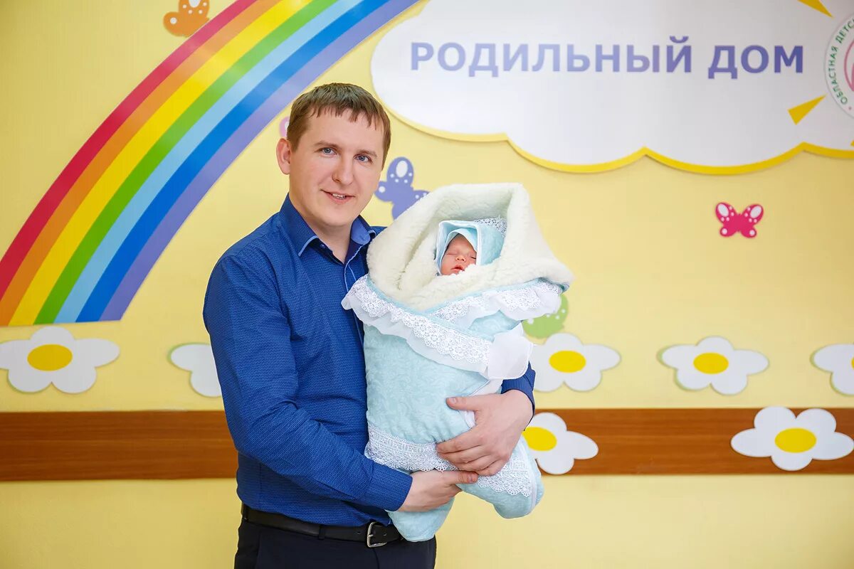 Дети дд. Выписка из роддома. Выписка с роддома. Роддом выписка фон. Фотограф на выписку из роддома.