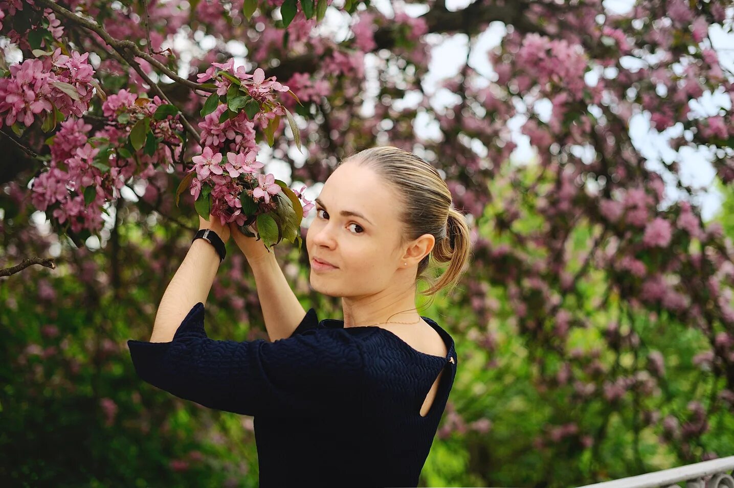 Фотосессия в цвету. Девушка на фоне цветущего сада. Девушка в красивом саду. Фотосессия на фоне цветущих садов. Фотосессия на фоне цветущих яблонь.