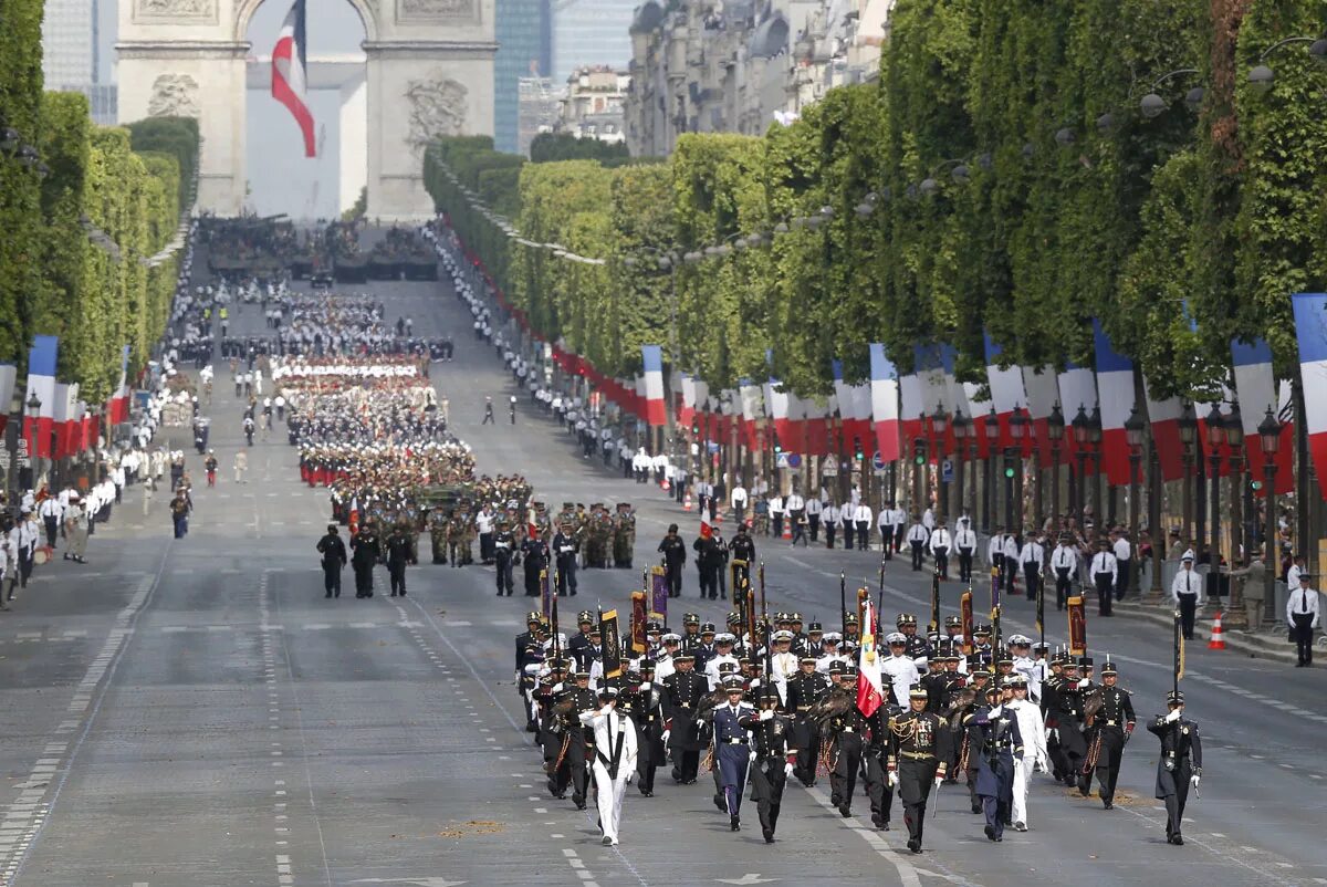 1 мая во франции. Парад во Франции 8 мая. День взятия Бастилии парад. Франция парад Победы. Франция парад Победы 2022.
