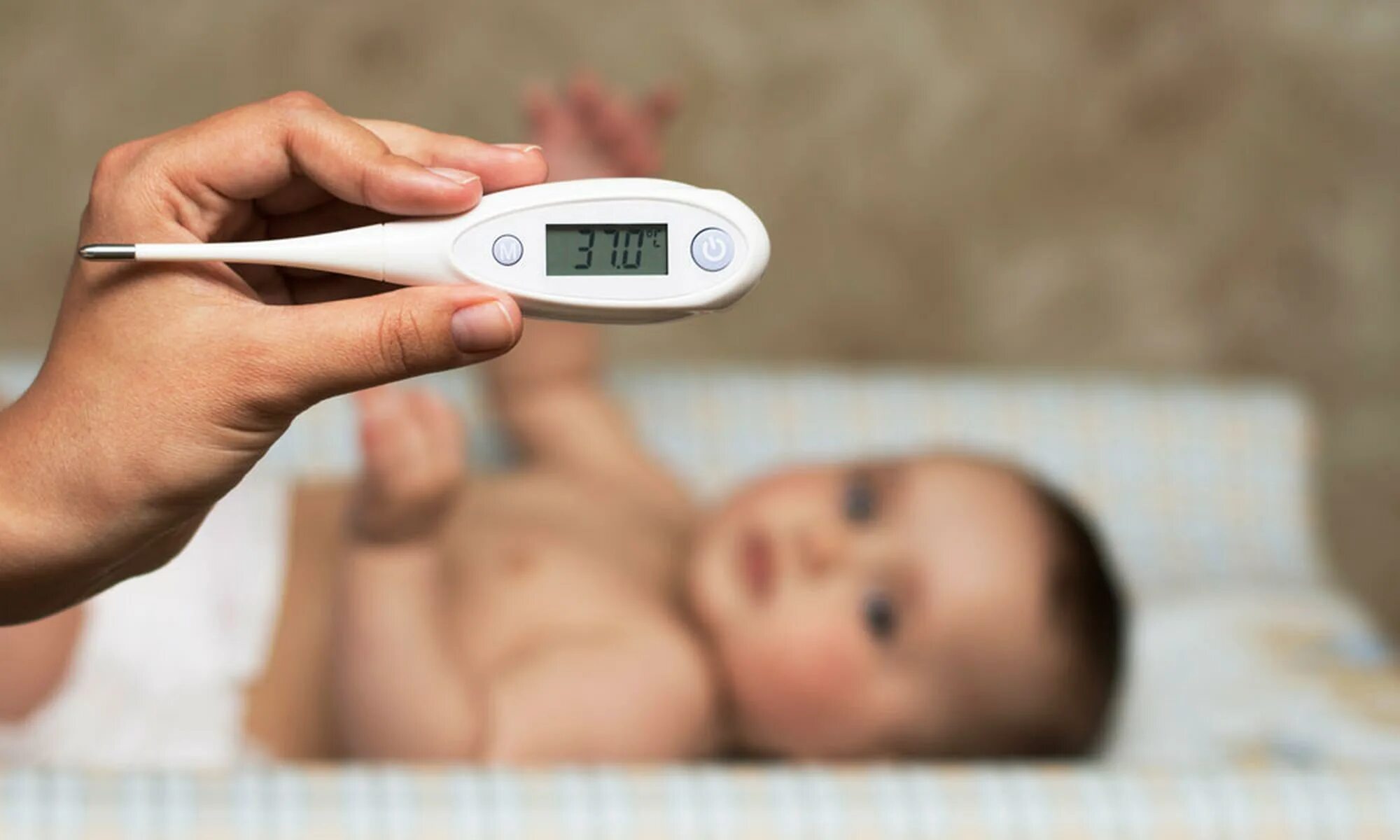 Семимесячный ребенок температуре. Термометрия у детей. Термометр для тела новорожденного. Электронный термометр для измерения температуры тела. Ребенок с градусником.