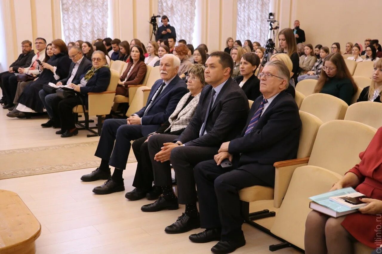 50 ученых. Всероссийское совещание в вологде город остров. Оборудование журналиста. Ученые разрабатывают. 50 ученых.