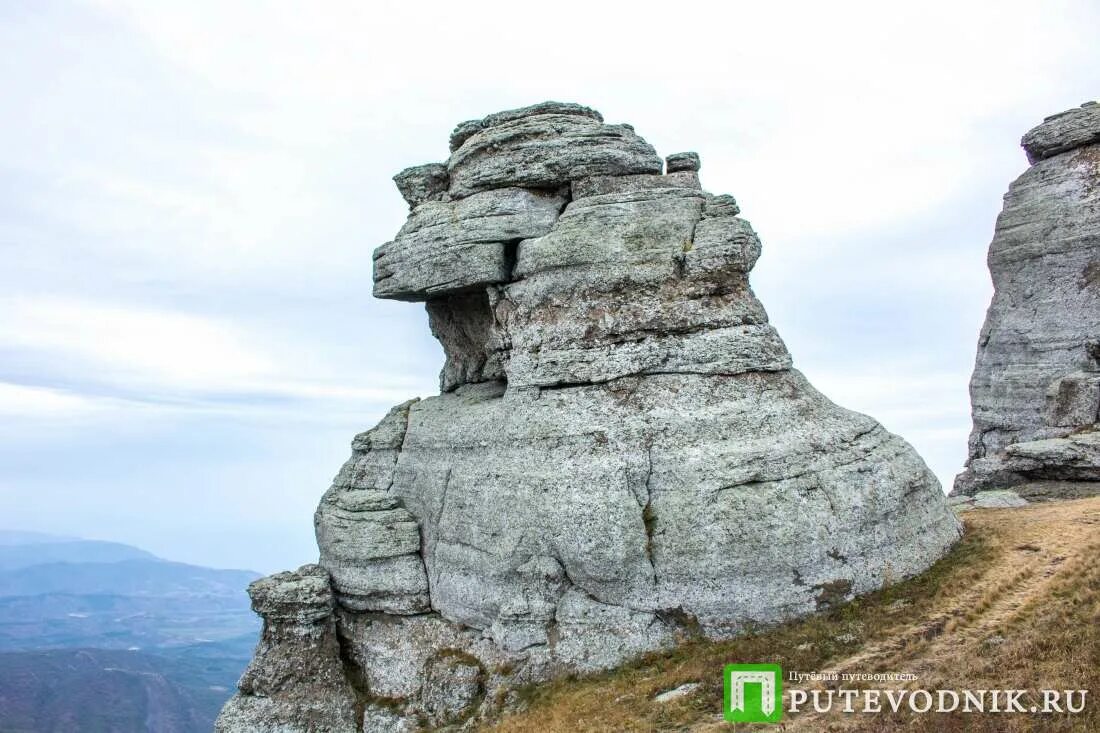 Сфинкс демерджи. Гора сфинкс казахстан. Сфинксы каралезской долины крым. Скала сфинкс крым. Скала чертов палец карадаг.