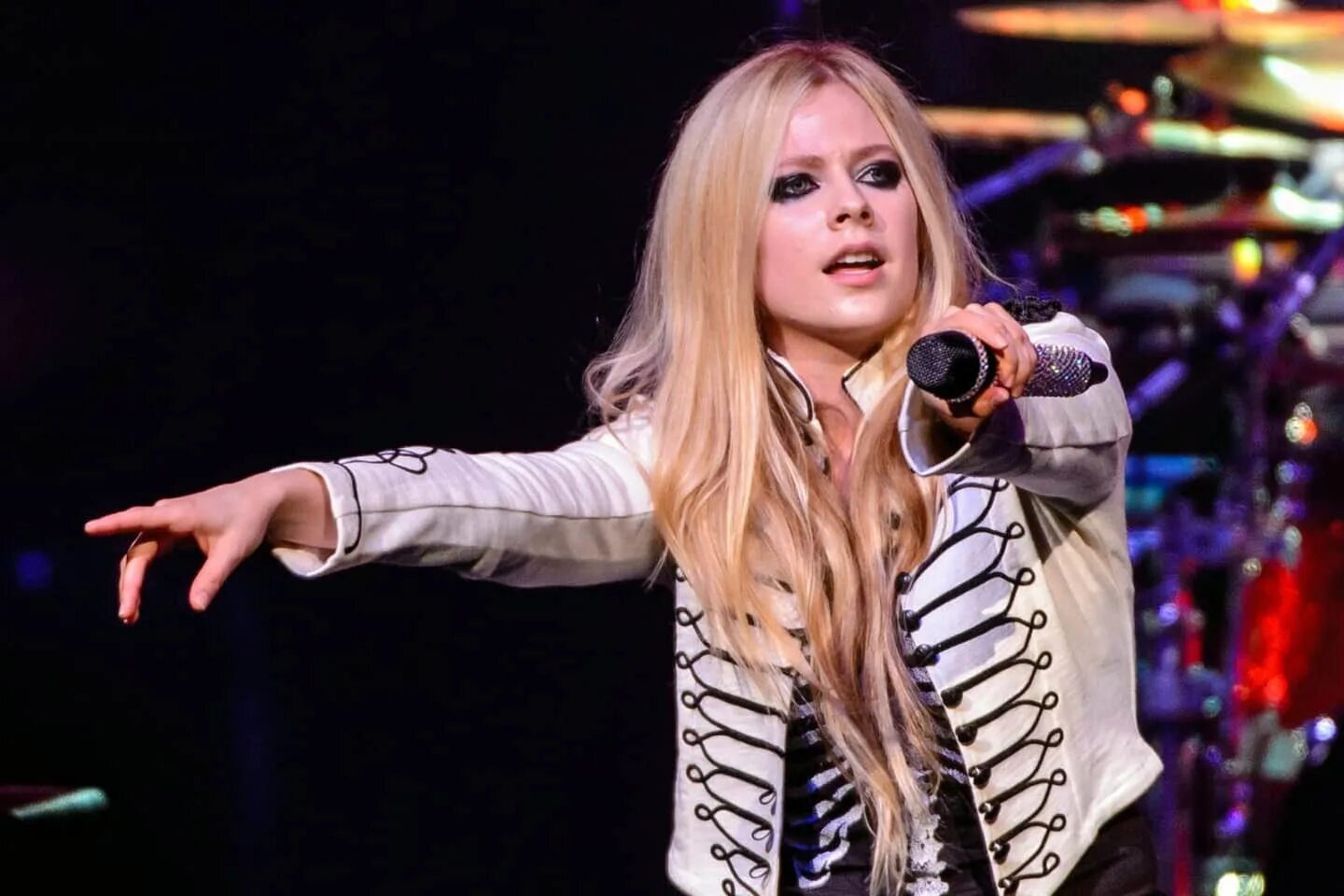 Группа аврил лавин. Аврил лавин 2015. Avril lavigne в молодости. Группа аврил лавин. Avril lavigne концерт.