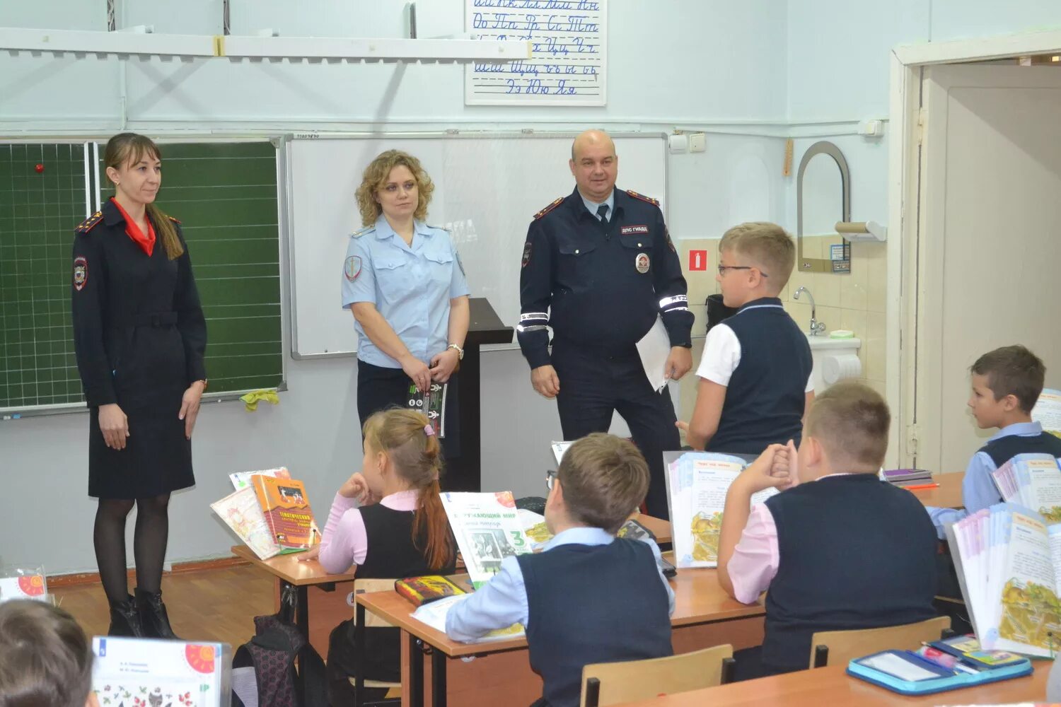 Полиция в школе беседа. Беседы полицейских в школе. Полиция и дети беседа. Классный час с полицейским. Дети сотрудника полиции в школу