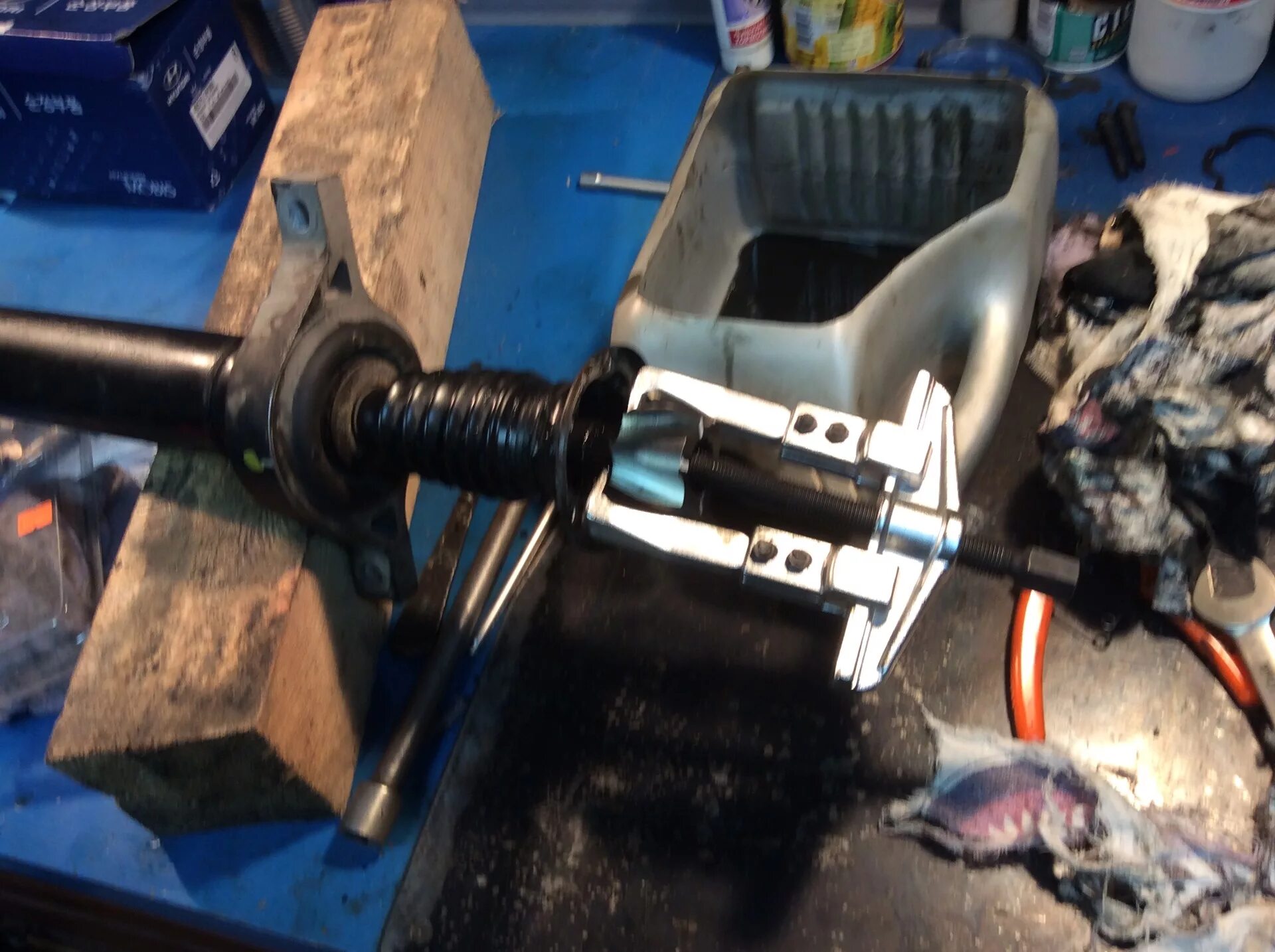 Заменить подвесной. Заменить подвесной. Подшипник подвесной карданного вала санта фе классик. Подвесной подшипник карданного вала туарег. Подвесной подшипник volvo фл.