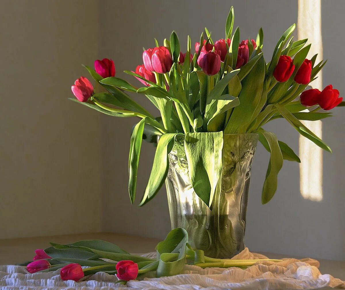 Тюльпаны дома на окне. Букет тюльпанов. Тюльпаны в вазе. Ваза с тюльпанами. Фото тюльпанов в букете дома
