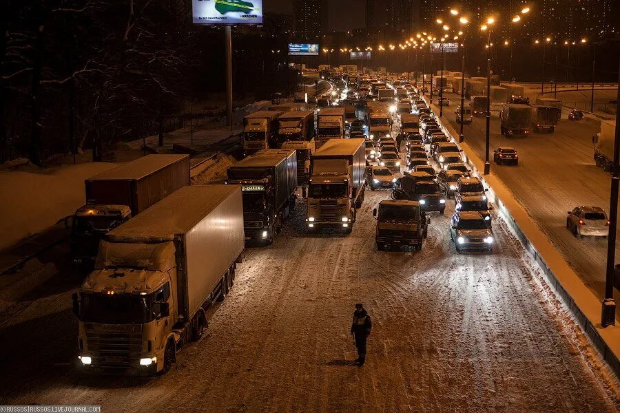 Московские дороги сегодня. Ночные пробки в Москве. Пробка МКАД ночью. Пробка МКАД зима. МКАД пробки фуры.